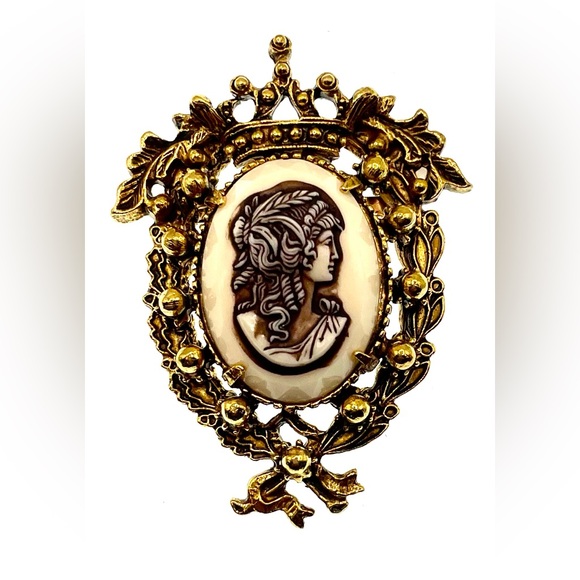 Vintage Signed Florenza Gold Plated Ornate Crest Brooch Pin Resin Cameo - Picture 8 of 9